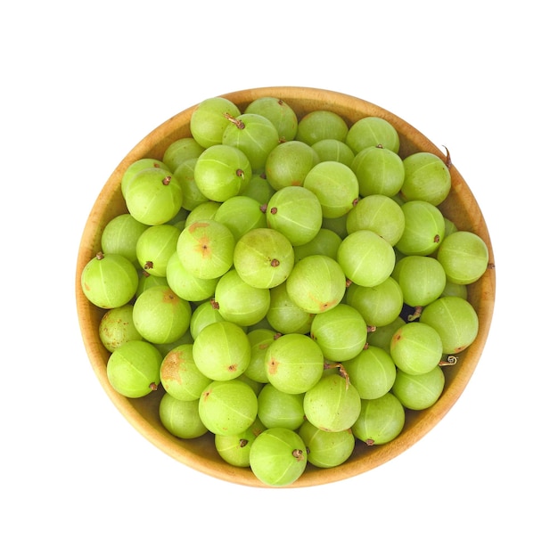 Photo fruits de groseille indienne dans un bol en bois sur fond blanc