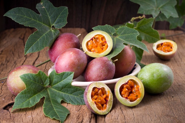 Fruits de gulupa sur table en bois de vigne Passiflora pinnatistipula