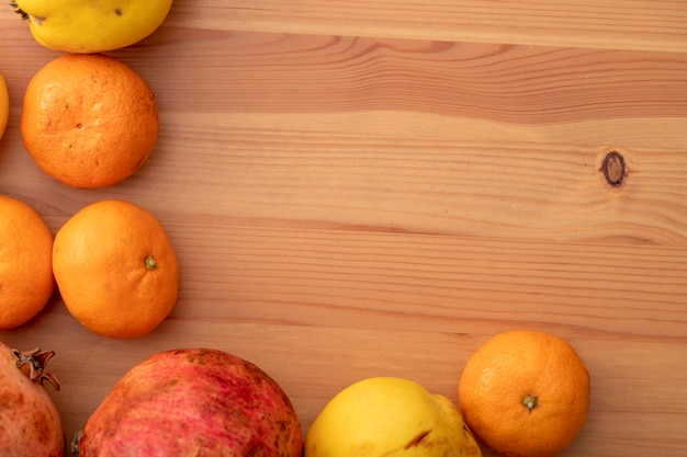 Fruits d'hiver sur la table en bois Zone d'écriture Espace de copie