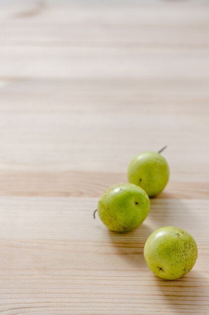 Fruits de jujube frais sur une surface en bois