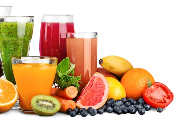 Fruits et jus sains mûrs frais dans des verres