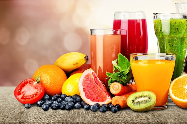 Fruits et jus savoureux avec des vitamines dessus