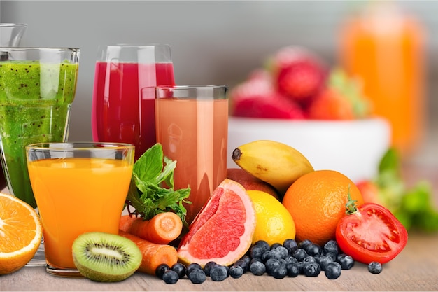 Fruits et jus savoureux avec des vitamines sur le fond