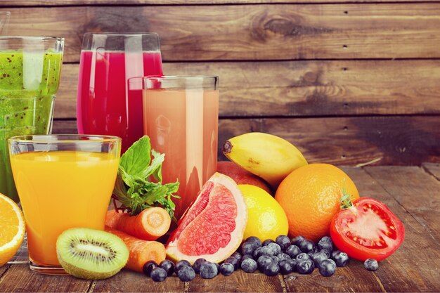 Fruits et jus savoureux avec des vitamines sur le fond