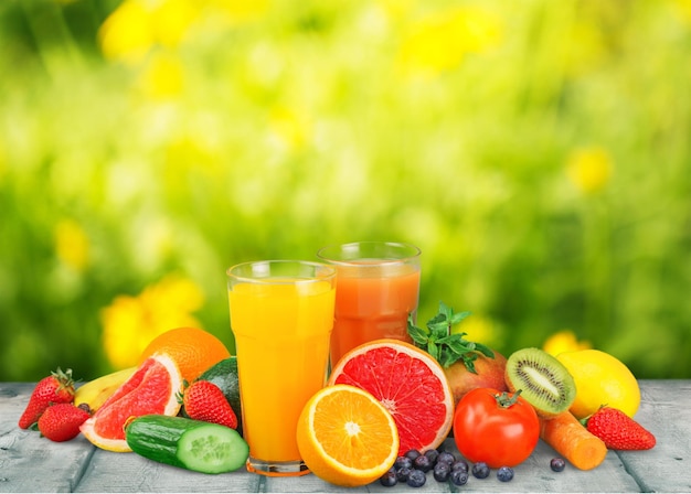 Fruits et jus savoureux avec des vitamines sur le fond