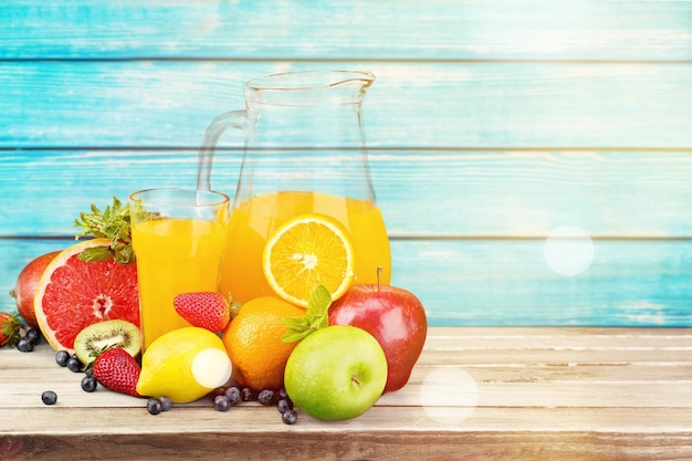 Fruits et jus savoureux avec des vitamines sur le fond