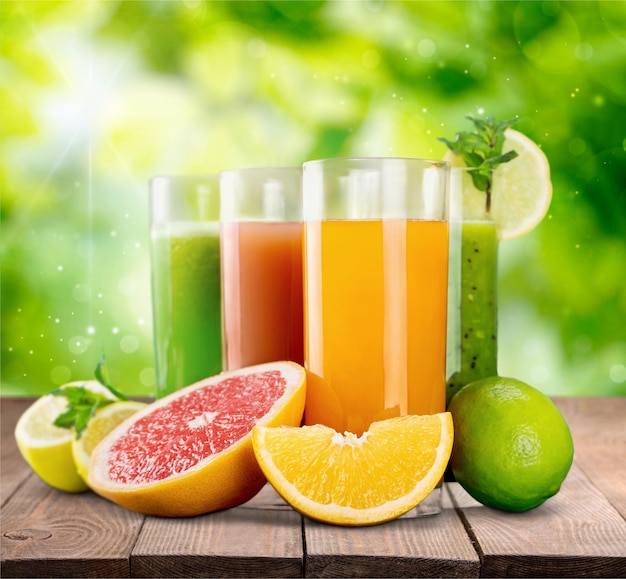 Fruits et jus savoureux avec des vitamines