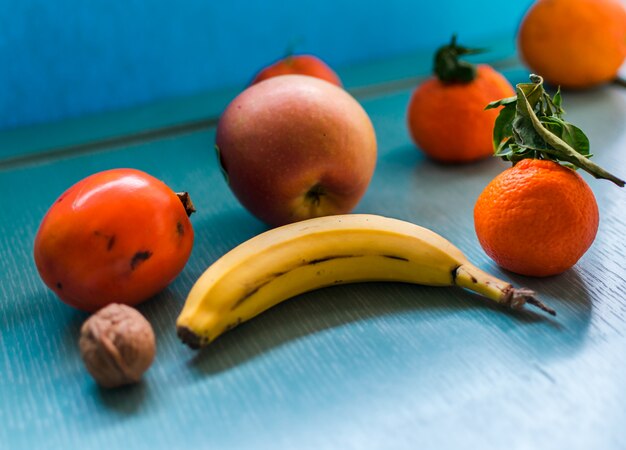 Fruits juteux sur un fond bleu