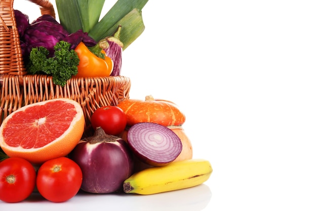 Fruits juteux et légumes savoureux isolés sur blanc