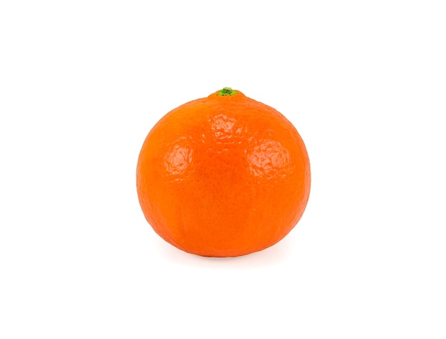 Fruits juteux mandarine clémentine isolé sur fond blanc