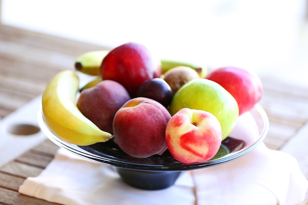 Fruits juteux sur table en bois, gros plan