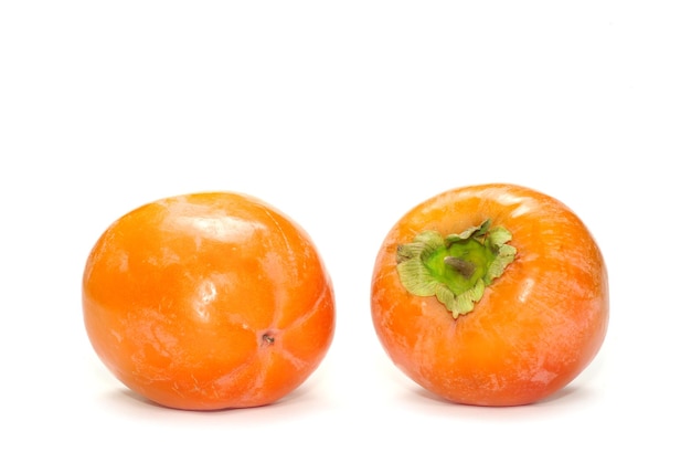 Fruits kaki isolés sur blanc