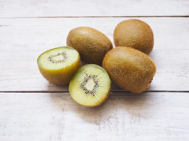 Fruits de kiwi sur bois blanc