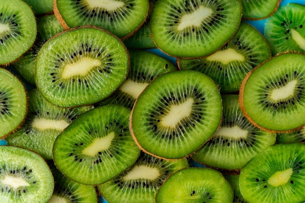 Fruits kiwis répartis en arrière-plan