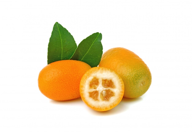 Fruits de kumquat avec feuille isolé sur blanc