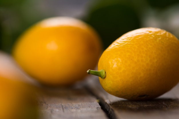 Fruits de kumquat sur table en bois