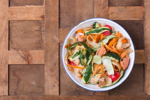 Fruits et légumes bio pelés à recycler et à composter sur une table Zéro déchet écologique sans plastique recyclé réutilisable concept durable Tri des ordures restes de cuisine