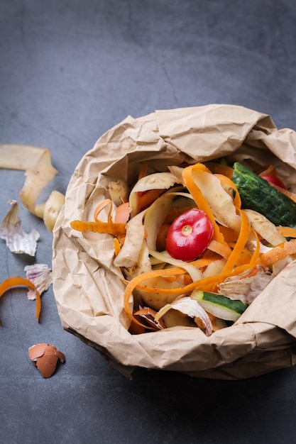 Fruits et légumes bio pelés à recycler et à composter sur une table Zéro déchet écologique sans plastique recyclé réutilisable concept durable Tri des ordures restes de cuisine
