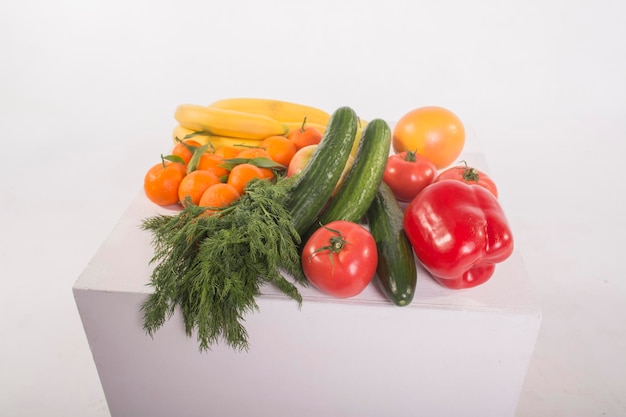 Fruits et légumes sur blanc