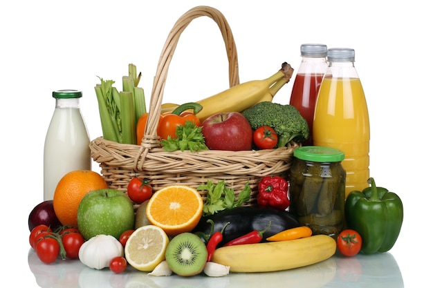 Fruits légumes et boissons dans un panier