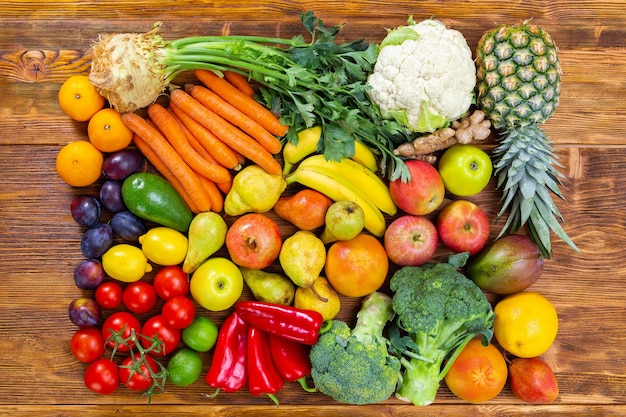 Fruits et légumes crus frais sur table en bois marron