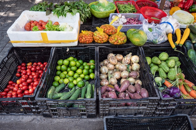 Fruits et légumes dans des paniers