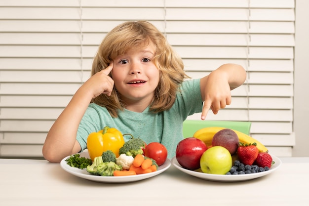 Fruits et légumes enfant garçon mangeant des aliments sains légumes petit-déjeuner avec des fruits et légumes au lait