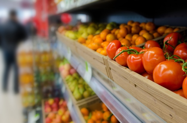 Fruits et légumes sur les étagères du supermarché. Focus sélectionné