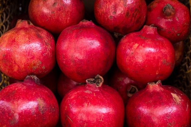 Fruits et légumes frais assortis de grenade sur le marché péruvien