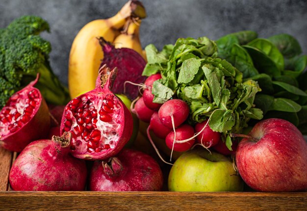 Fruits et légumes frais dans un plateau en bois