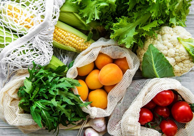 Fruits et légumes frais dans des sacs en coton écologique