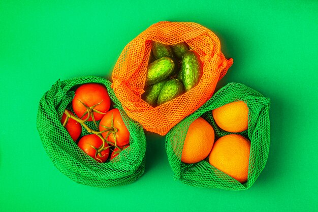 Fruits et légumes frais dans des sacs en filet textile réutilisables