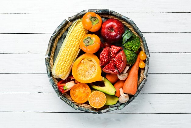 Fruits et légumes frais sur fond en bois blanc Alimentation saine Vue de dessus Espace de copie gratuit