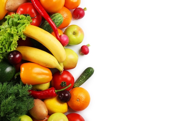 Photo fruits et légumes frais isolés sur blanc