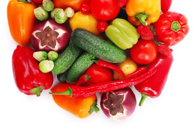 Fruits et légumes frais isolés sur blanc