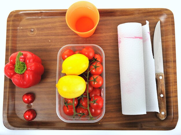 Fruits et légumes frais isolés sur blanc