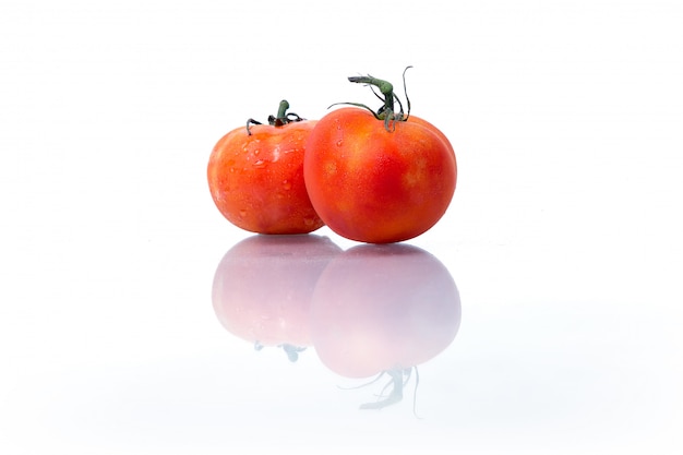 Fruits et légumes frais isolés sur fond blanc