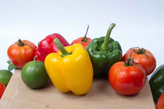 Fruits et légumes frais isolés sur fond blanc