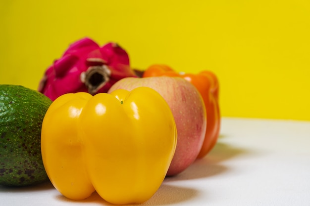 Fruits et légumes frais isolés sur fond blanc