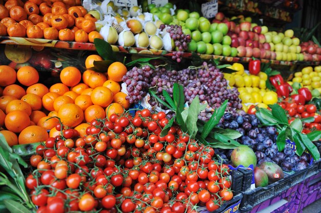 fruits et légumes frais et sains au marché