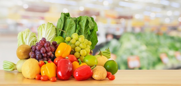 Fruits et légumes frais sur une table en bois avec un fond flou et défoulé de l'épicerie du supermarché