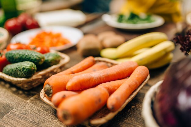 Fruits et légumes frais sur table en bois gros plan