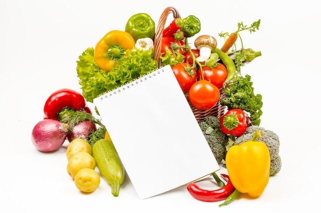 Fruits et légumes isolés sur fond blanc. Nourriture végétalienne et concept de régime alimentaire sain.