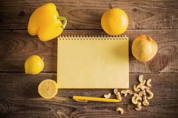 Fruits et légumes jaunes sur fond de bois