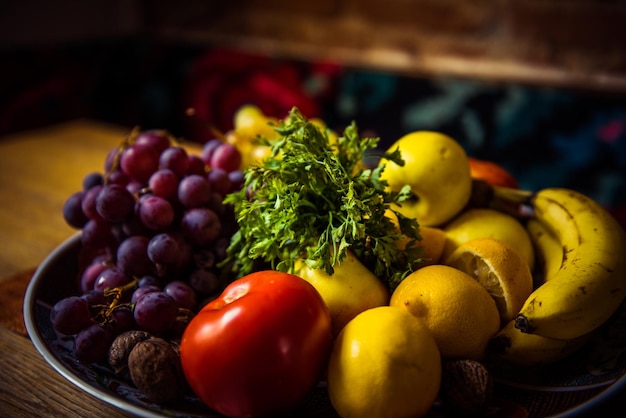 Fruits et légumes juteux sur une table en bois