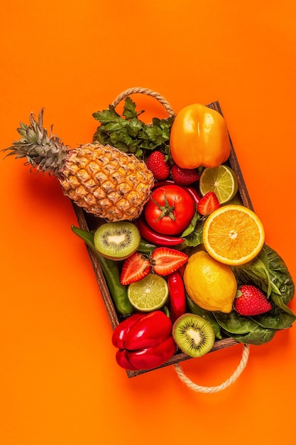 Fruits et légumes riches en vitamine C en boite. Alimentation équilibrée. Vue de dessus