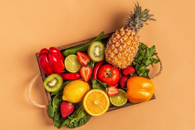 Fruits et légumes riches en vitamine C en boite. Alimentation équilibrée. Vue de dessus