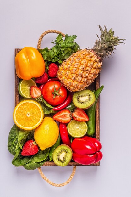 Fruits et légumes riches en vitamine C en boite. Alimentation équilibrée. Vue de dessus