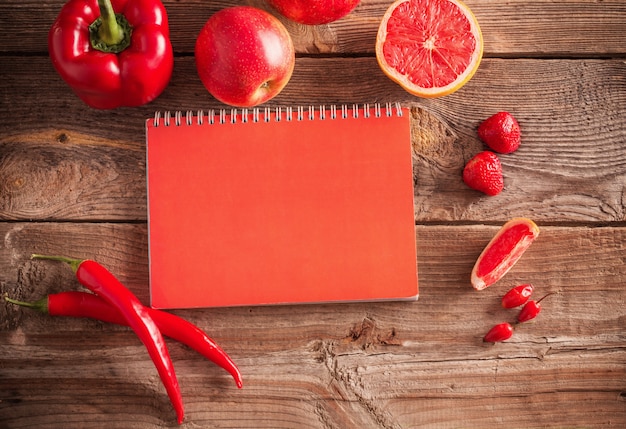 Fruits et légumes rouges sur fond de bois