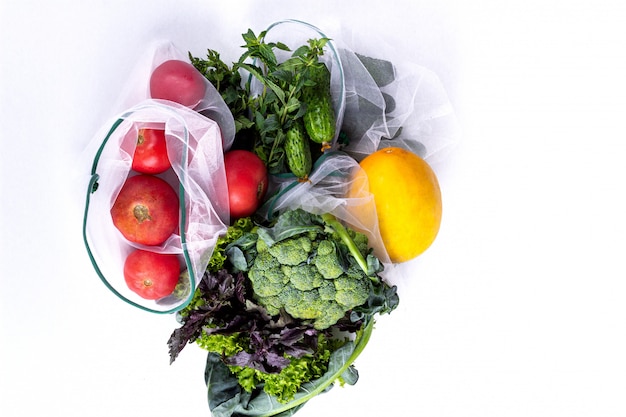 Fruits et légumes de saison sur blanc. Aliments frais biologiques crus du marché. Shopping zéro déchet. Sacs d'épicerie réutilisables